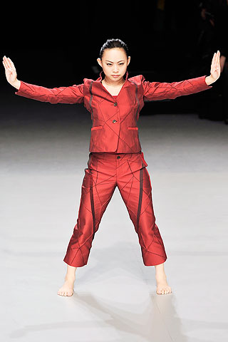 Traje rojo spencer pantalon con recortes y bordados Issey Miyake